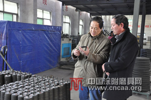 王明遠秘書長深入伊東風生産一線考察企業經營和新産品研發情況